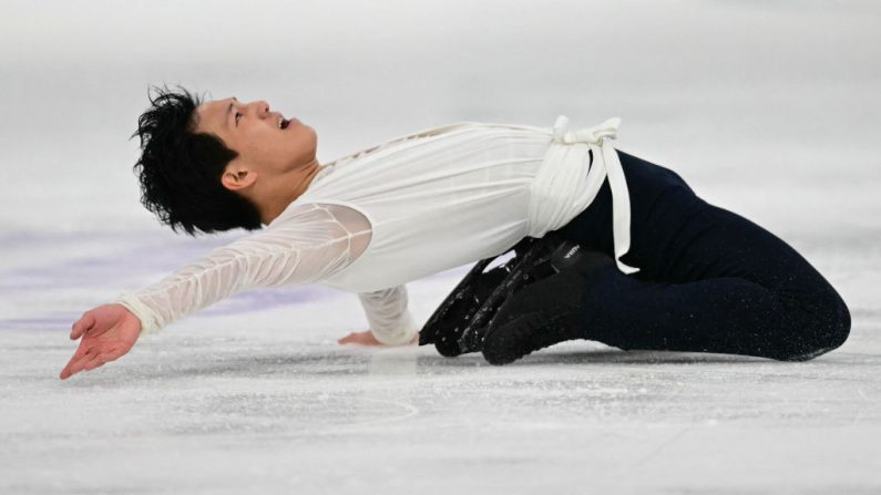 Adam Siao Him Fa a signé un programme court brillant pour prendre la tête des Championnats d'Europe de patinage artistique de Tallinn jeudi, au cours d'une journée marquée par l'émotion. (Photo : DANIEL MIHAILESCU/AFP via Getty Images)