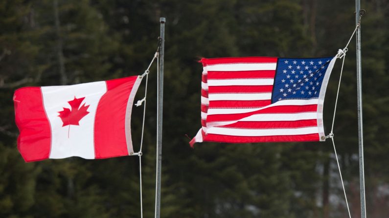 Des drapeaux canadiens et américains à la frontière entre les États-Unis et le Canada à Pittsburg, dans le New Hampshire, le 1er mars 2017. (Don Emmert/AFP via Getty Images)