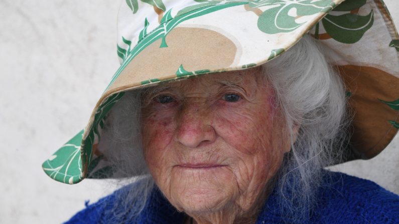 Geneviève Callerot, 102 ans, pose dans le jardin de sa ferme, en 2018 à Saint-Aulaye. (MEHDI FEDOUACH/AFP via Getty Images)