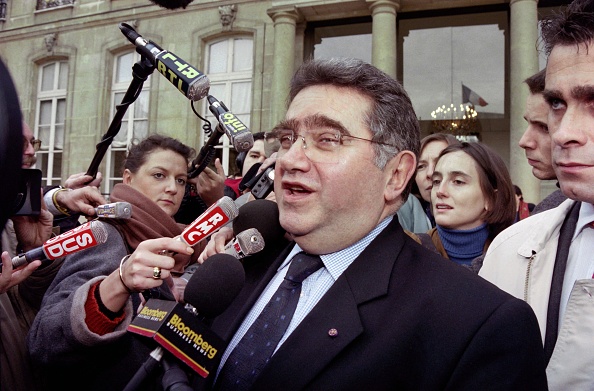 Claude Allègre lorsqu'il était ministre de l'Éducation nationale en 1998. (Photo PASCAL GUYOT/AFP via Getty Images)