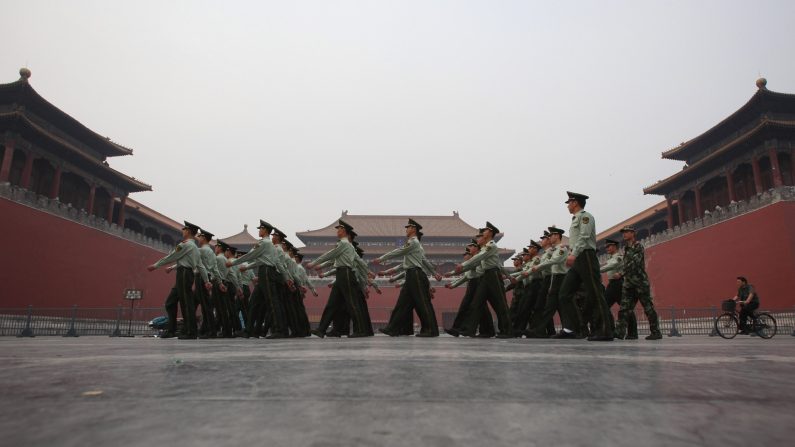 Des policiers paramilitaires patrouillent autour de la Cité interdite, ancien palais impérial du milieu de la dynastie des Ming à la fin de la dynastie des Qing, le 18 mai 2011 à Pékin, Chine. (Crédit Photo : Feng Li/Getty Images)