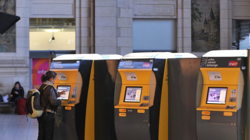 Bornes d'achat des billets Scnf dans la gare de Saint-Pierre-des-Corps, près de Tours (ALAIN JOCARD/AFP via Getty Images)