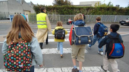 Accusé d’arrêts « sauvages », un chauffeur de car scolaire, qui déposait les élèves au plus près de chez eux, conteste son licenciement