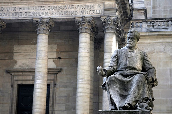 Une photo montrant la statue de Louis Pasteur près de la chapelle dans la cour de l'université de la Sorbonne, le 10 octobre 2006 à Paris. (JOEL SAGET/AFP via Getty Images)