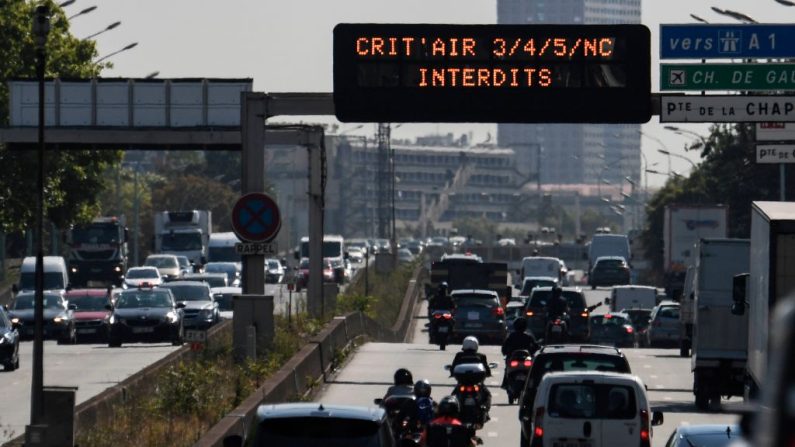 Un affichage numérique du périphérique parisien indiquant que les véhicules portant des vignettes Crit'air de rang 3, 4, 5 et les véhicules non classés ne sont pas autorisés à circuler. (ALAIN JOCARD/AFP via Getty Images)