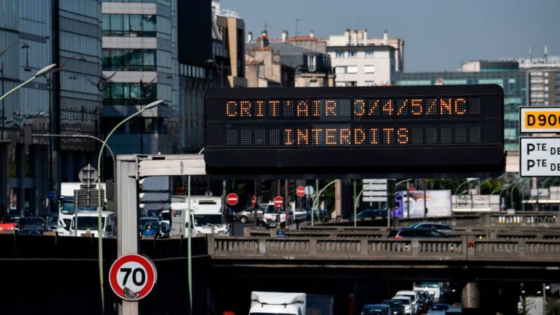 Un affichage numérique sur le périphérique parisien indiquant que les véhicules portant des vignettes Crit'air de rang 3, 4, 5 et les véhicules non classés ne sont pas autorisés à circuler. (ALAIN JOCARD/AFP via Getty Images)