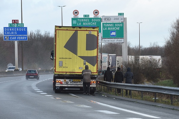 Une conductrice remonte l'A16 à contresens : deux morts et une blessée grave