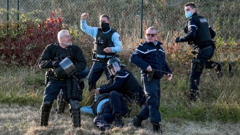 Un gendarme blessé est aidé par ses collègues suite à un affrontement avec des manifestants lors d'une manifestation à l'appel du collectif Bassines Non Merci, de la Confédération paysanne et des Soulevements de la Terre, le 6 novembre 2021. (XAVIER LEOTY/AFP via Getty Images)