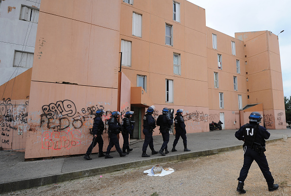 Des policiers français contrôlent un bâtimentau domaine de Bassens dans le quartier nord de Marseille, lors d'une opération de lutte contre la prolifération des stupéfiants et des armes. Illustration. (GERARD JULIEN/AFP via Getty Images)