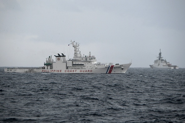 Le garde-côte philippin Melchora Aquino (G) et le garde-côte américain Midgett manœuvrent lors d'un exercice conjoint de recherche et de sauvetage entre les gardes-côtes philippins et américains à proximité de la mer de Chine méridionale, au large de Zanbales, le 3 septembre 2022. (TED ALJIBE/AFP via Getty Images)