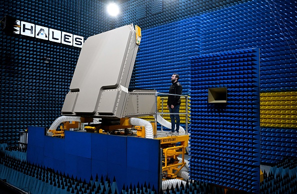 Un employé effectue des tests d'étalonnage dans une chambre anéchoïque sur le dernier modèle de radar moyenne portée Ground Master 200 (GM200) fabriqué par la société française Thales, dans l'usine de radar de Thales à Limours, le 3 février 2023. (EMMANUEL DUNAND/AFP via Getty Images)