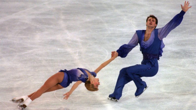 8 mar1995 : Evgenia Shishkova et Vadim Naumov de russie exécutent leur routine de patinage libre en couple pendant les championnats du monde de patinage artistique au national indoor arena à birmingham, angleterre. (Crédit Photo : chris cole/allsport)