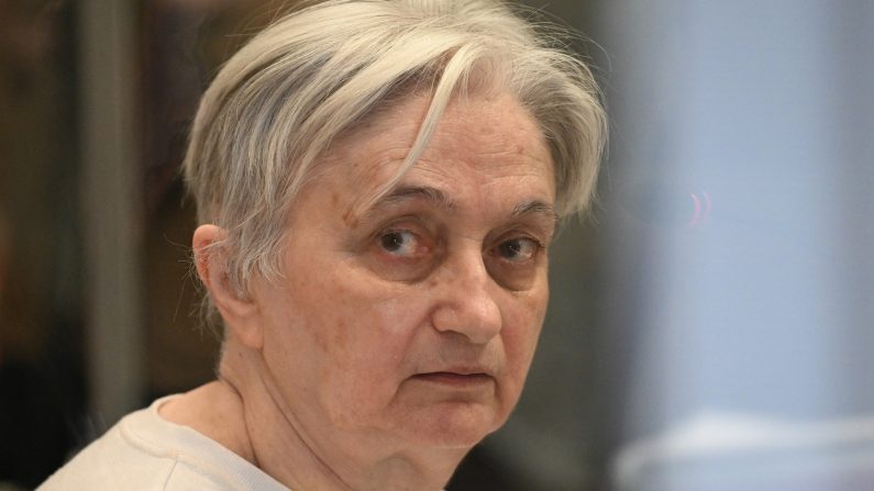 Monique Olivier, ex-femme du tueur en série Michel Fourniret, assise dans la salle d'audience lors de son procès à la cour d'assises de Nanterre, le 28 novembre 2023. (Photo MIGUEL MEDINA/AFP via Getty Images)