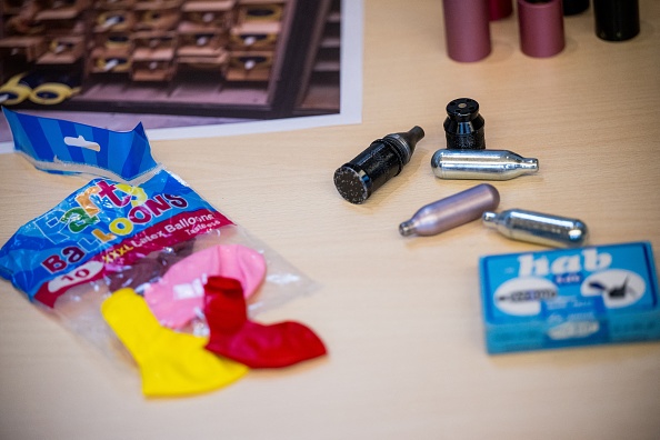 L'illustration montre des bouteilles de protoxyde d'azote. (JASPER JACOBS/BELGA MAG/AFP via Getty Images)