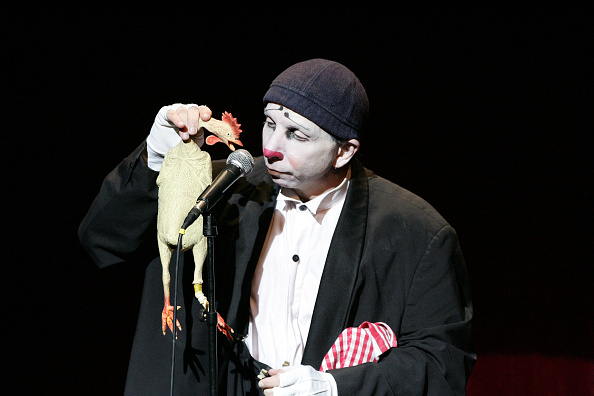 Le psychologue et acteur américain Howard Buten se produit lors d'une répétition de son spectacle comique Buffo, le 21 janvier 2005 sur la scène du Théâtre du rond-point à Paris. Le spectacle sera joué du 22 janvier au 5 mars 2005. (Photo JACK GUEZ/AFP via Getty Images)