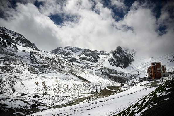 Une vue de la station de ski du Grand Tourmalet - La Mongie dans les montagnes des Pyrénées. (LIONEL BONAVENTURE/AFP via Getty Images)