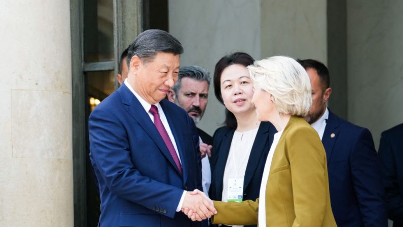 Ursula von der Leyen, présidente de la Commission européenne, serre la main de Xi Jinping, secrétaire général du Parti communiste chinois, au Palais de l'Elysée à Paris, France, le 6 mai 2024. (DANIEL DORKO/Hans Lucas/AFP via Getty Images)