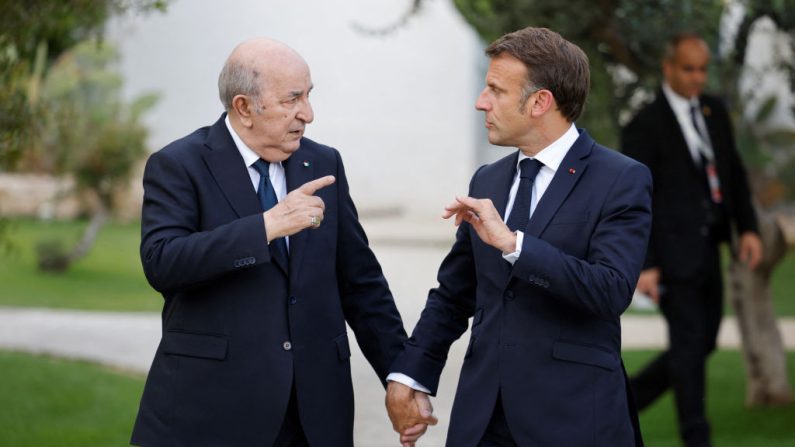 Le président français Emmanuel Macron et le président algérien Abdelmadjid Tebboune lors du sommet du G7 organisé par l'Italie au centre de villégiature Borgo Egnazia dans la région des Pouilles, à Savelletri, le 13 juin 2024. (LUDOVIC MARIN/AFP via Getty Images)