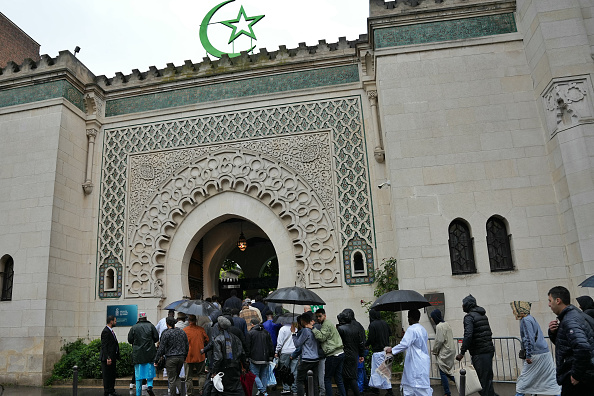 Des fidèles musulmans  arrivent à la Grande Mosquée de Paris pour accomplir la prière du matin, le premier jour de la fête la plus importante de l'islam, la fête du sacrifice (Aïd al-Adha), le 16 juin 2024. (ZAKARIA ABDELKAFI/AFP via Getty Images)