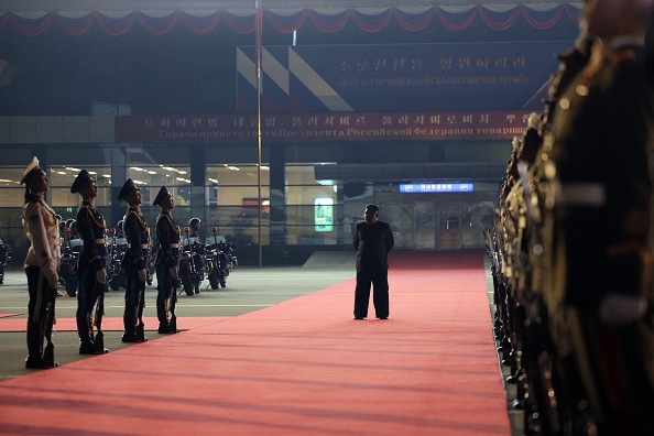 Sur cette photo diffusée par l'agence d'État russe Sputnik, le dirigeant nord-coréen Kim Jong Un attend l'arrivée du président russe Vladimir Poutine lors d'une cérémonie de bienvenue à l'aéroport de Pyongyang, au début du 19 juin 2024. (GAVRIIL GRIGOROV/POOL/AFP via Getty Images)