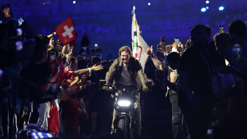 Tom Cruise roule sur une moto avec le drapeau du CIO lors de la cérémonie de clôture des JO de Paris 2024 au Stade de France, le 11 août 2024. (Photo : Jamie Squire/Getty Images)