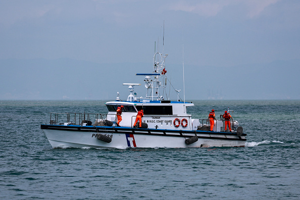 Le 15 octobre 2024, des gardes-côtes taïwanais travaillent sur un navire au large du canton de Nangan, dans les îles Matsu, au lendemain des exercices militaires « Joint Sword-2024B » menés par la Chine autour de Taïwan. (DANIEL CENG/AFP via Getty Images)