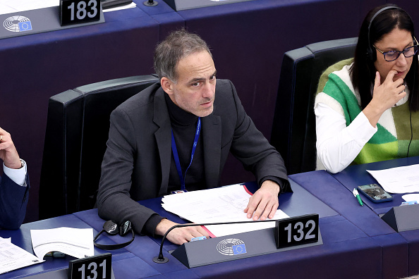 L'eurodéputé Raphaël Glucksmann. (Crédit photo : FREDERICK FLORIN/AFP via Getty Images)