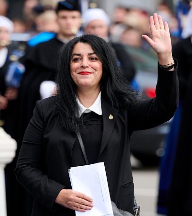 OVIEDO, ESPAGNE - 25 OCTOBRE : Marjane Satrapi arrive à la remise des prix « Princesa de Asturias » au Teatro Campoamor le 25 octobre 2024 à Oviedo, Espagne. (Borja B. Hojas/Getty Images)