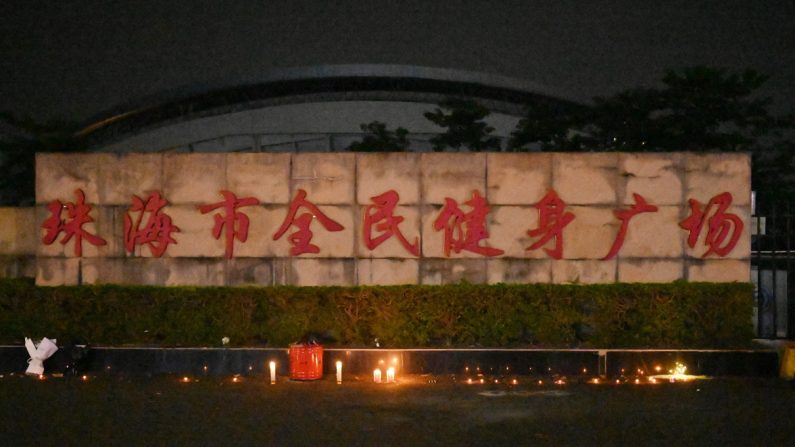 Des bougies déposées devant le Centre sportif de Zhuhai, un jour après qu'une voiture a foncé sur le site, tuant des dizaines de personnes, à Zhuhai, province de Guangdong, Chine, le 12 novembre 2024. (Michael Zhang/AFP via Getty Images)