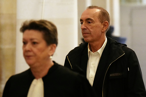 L'animateur et producteur Jean-Marc Morandini (à dr)arrive au palais de justice de Paris, le 27 novembre 2024. (DIMITAR DILKOFF/AFP via Getty Images)