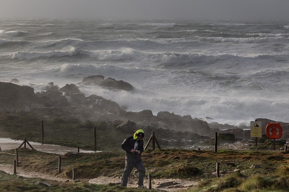 À La pointe de la Torche alors que la tempête Darragh et ses vents violents balaient la côte à Plomeur, le 7 décembre 2024. (FRED TANNEAU/AFP via Getty Images)