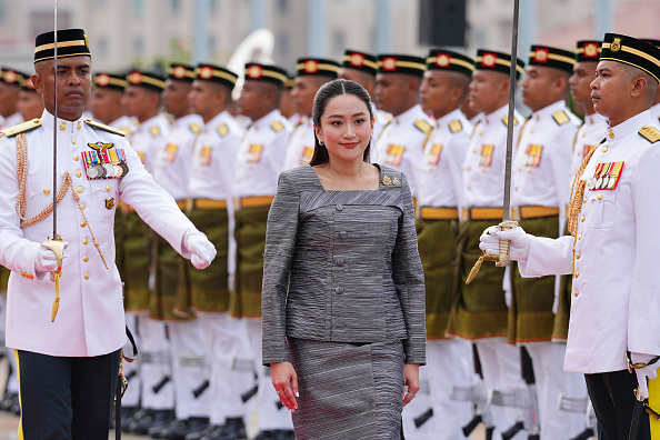 Le Premier ministre thaïlandais Paetongtarn Shinawatra (au c.) inspecte une garde d'honneur à Putrajaya, le 16 décembre 2024. (VINCENT THIAN/POOL/AFP via Getty Images)