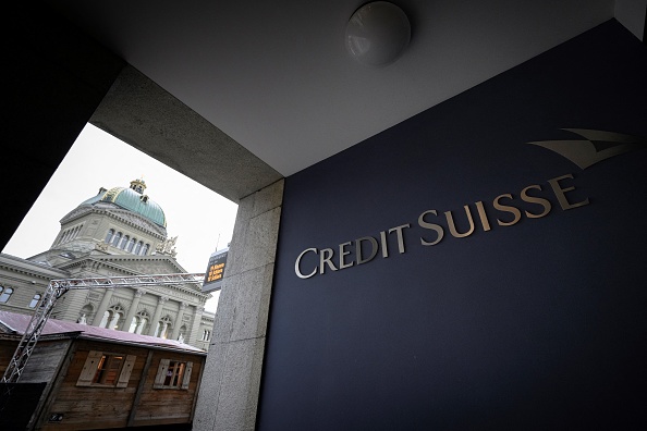 Cette photographie montre le logo de la banque suisse Credit Suisse avec le Parlement suisse en arrière-plan à Berne le 20 décembre 2024. (GABRIEL MONNET/AFP via Getty Images)