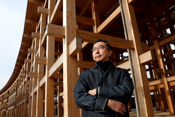 L'architecte japonais et producteur de la conception du site de l'Expo, Sou Fujimoto, pose pour une photo sur le Grand Anneau sur le site de l'Expo 2025 à Osaka, le 13 décembre 2024. Le « Grand Anneau » en bois construit pour l'Expo 2025 à Osaka rend hommage à l'histoire architecturale du Japon et est un symbole d'unité malgré les critiques sur les coûts, selon son créateur. (PAUL MILLER/AFP via Getty Images)