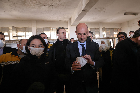 Le ministre des Affaires étrangères Jean-Noël Barrot et son homologue allemande Annalena Baerbock visitent la prison de Saydnaya au nord de Damas, accompagnés par des membres des sauveteurs syriens connus sous le nom de « Casques blancs », le 3 janvier 2025. (Photo ANWAR AMRO/AFP via Getty Images)