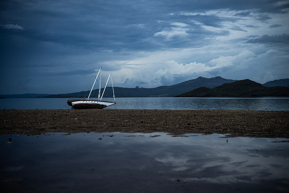 Après le cyclone Chido le long d'une plage à Pamandzi, à Mayotte, le 3 janvier 2025. (Photo JULIEN DE ROSA/AFP via Getty Images)