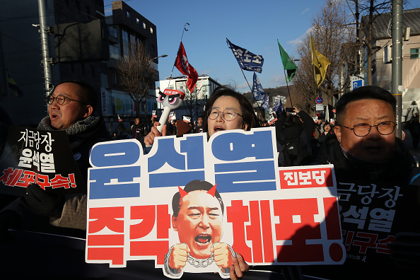 Des membres de la Confédération coréenne des syndicats participent à une manifestation contre la destitution du Président Yoon Suk Yeol, le 03 janvier 2025 à Séoul en Corée du Sud. (Chung Sung-Jun/Getty Images)