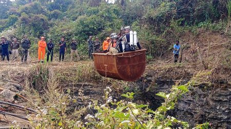 Inde : des secouristes tentent d’atteindre des mineurs piégés sous terre par une inondation