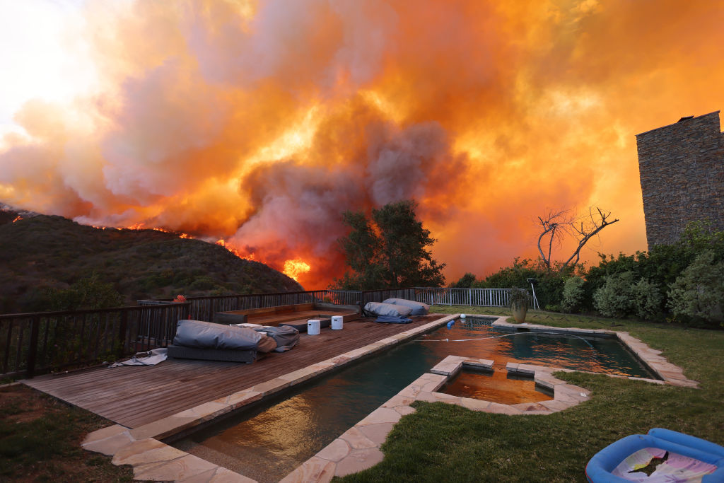 Los Angeles : l'incendie du quartier Palisades est alimenté par des vents violents