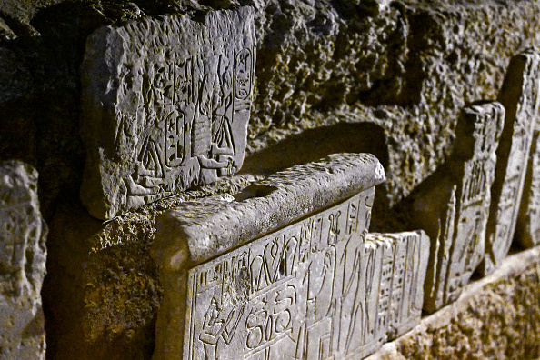 Une photo montre un relief sculpté récemment découvert lors d'un événement médiatique pour annoncer de nouvelles découvertes par une mission archéologique égyptienne au temple de la vallée de la reine Hatchepsout à Deir El-Bahari sur la rive ouest du Nil à Louxor, le 8 janvier 2025. (KHALED DESOUKI/AFP via Getty Images)