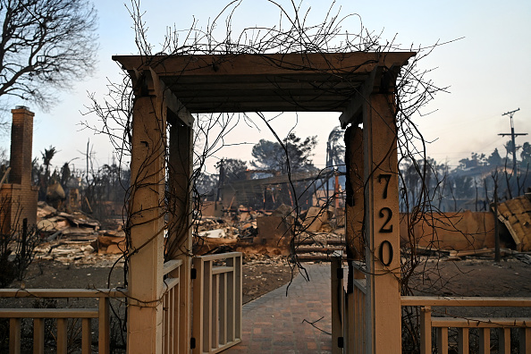 L'entrée d'une maison reste debout après sa destruction lors de l'incendie de Palisades à Pacific Palisades, en Californie, le 8 janvier 2025. (AGUSTIN PAULLIER/AFP via Getty Images)