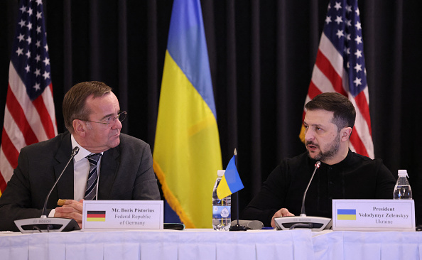 Le Président ukrainien Volodymyr Zelensky prononce un discours (à dr.) à côté du ministre allemand de la Défense Boris Pistorius à la base aérienne de Ramstein, en Allemagne, le 9 janvier 2025. (DANIEL ROLAND/AFP via Getty Images)