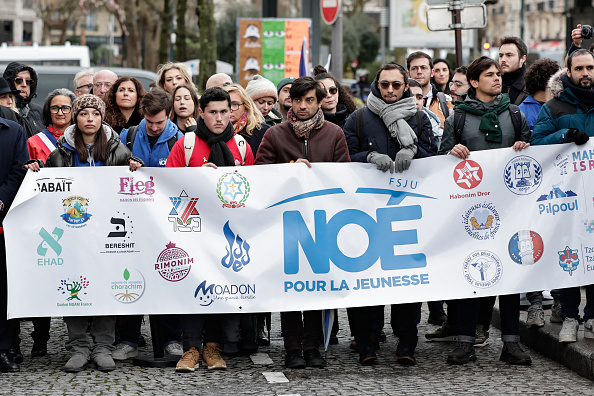 Des personnes se rassemblent devant le supermarché Hypercacher à Paris le 9 janvier 2025. (STEPHANE DE SAKUTIN/AFP via Getty Images)