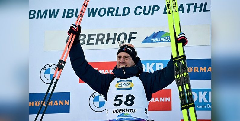 Le Français Quentin Fillon Maillet sur le podium après avoir remporté l'épreuve masculine de sprint 10 km de la Coupe du monde IBU de biathlon à Oberhof, le 10 janvier 2025. (Photo par TOBIAS SCHWARZ/AFP via Getty Images)