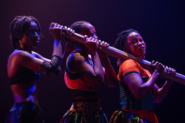 Des artistes se produisent lors d'une répétition générale du spectacle « Yongoyely », de la compagnie guinéenne Circus Baobab, dans le cadre de la Biennale internationale des arts du cirque au théâtre du Grand Plateau, dans le nord de Marseille, le 9 janvier 2025. (MIGUEL MEDINA/AFP via Getty Images)