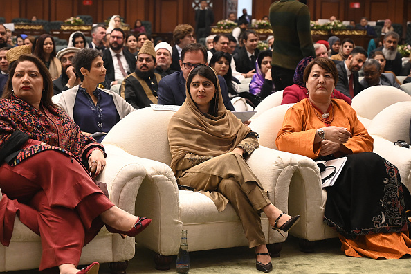 La lauréate du prix Nobel de la paix Malala Yousafzai (C) assiste à un sommet international sur l'éducation des filles dans les communautés musulmanes, à Islamabad, le 11 janvier 2025. Malala Yousafzai, militante pakistanaise de l'éducation, s'est dite « bouleversée » d'être de retour dans son pays natal, le Pakistan, le 11 janvier, alors que le Premier ministre lançait un sommet mondial sur l'éducation des filles dans le monde islamique. (AFP via Getty Images)