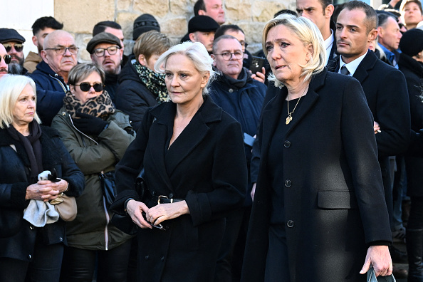 Les filles de Jean-Marie Le Pen, Marine Le Pen et Marie-Caroline Le Pen arrivent pour ses funérailles dans sa ville natale de la Trinité-sur-Mer le 11 janvier 2025. (Photo SEBASTIEN SALOM-GOMIS/AFP via Getty Images)