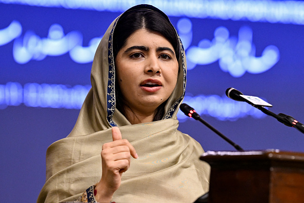 Malala Yousafzai, lauréate du prix Nobel de la paix, s'exprime lors d'un sommet international sur l'éducation des filles dans les communautés musulmanes, à Islamabad, le 12 janvier 2025.  Malala Yousafzai a exhorté les dirigeants musulmans à ne surtout pas « légitimer » le gouvernement taliban afghan et à « faire preuve d'un véritable leadership » en s'opposant aux restrictions imposées à l'éducation des femmes et des filles. (AAMIR QURESHI/AFP via Getty Images)