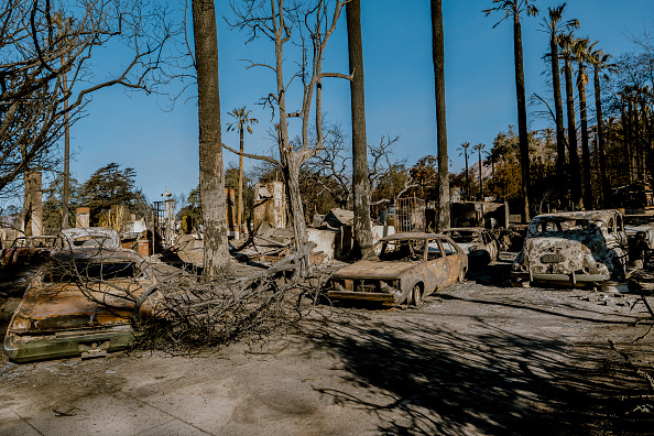 Maisons et voitures brûlées le 10 janvier 2025, détruites par l'incendie Eaton qui s'est déclaré le 7 janvier à Altadena, en Californie. (Photo DAVID PASHAEE/Middle East Images/AFP via Getty Images)