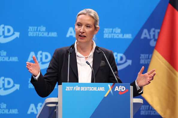 Alice Weidel, co-dirigeante du parti politique Alternative pour l'Allemagne (AfD) et candidate de l'AfD au poste de chancelière, s'exprime lors du congrès du parti AfD le 11 janvier 2025 à Riesa, en Allemagne. (Photo Sean Gallup/Getty Images)